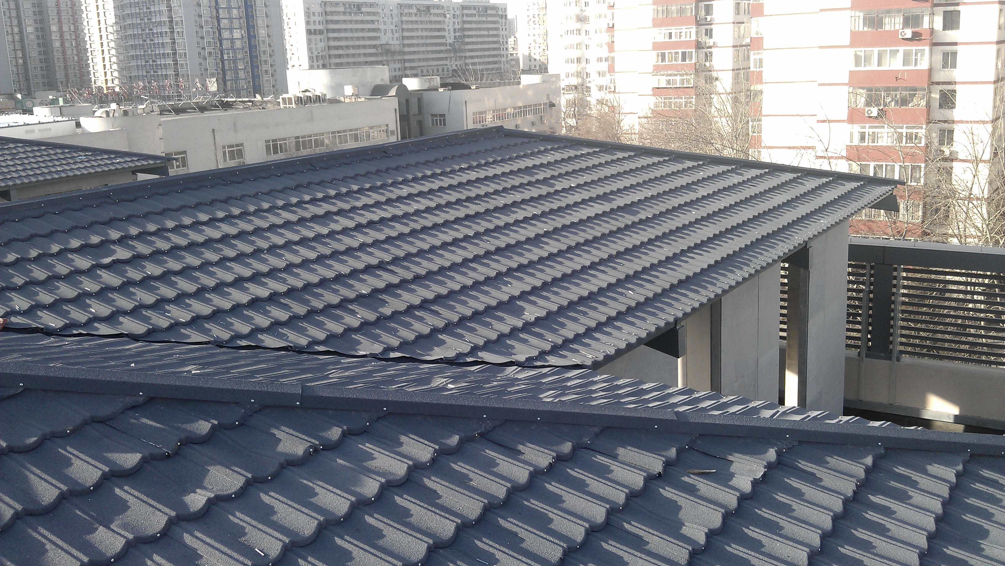 彩麟彩石金属瓦在混凝土建筑屋面美感十足