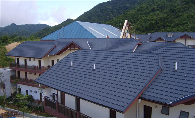 海洋蓝彩石金属瓦建筑屋面实拍图